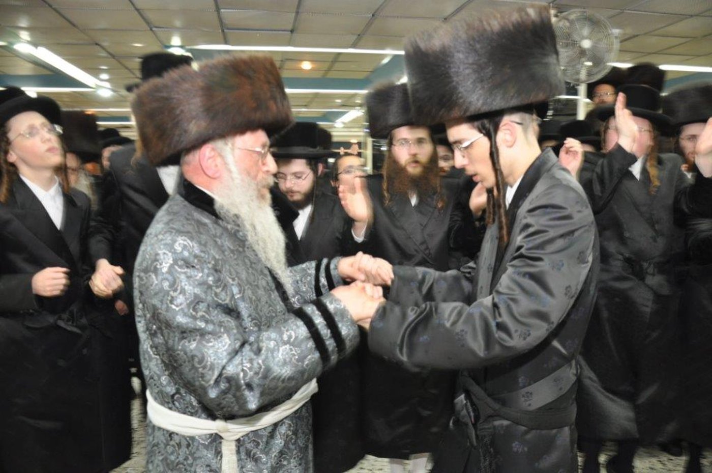 שמחת נישואי נכדת הגר"ח וואזנר עם נכד הרביח מנדבורנה חיפה • גלריה