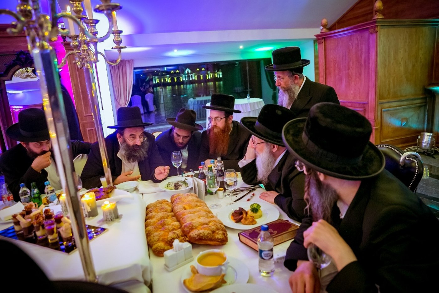 צפו בוידאו: מונה ו"נרננה" שרים לנגידי חסידות ספינקא