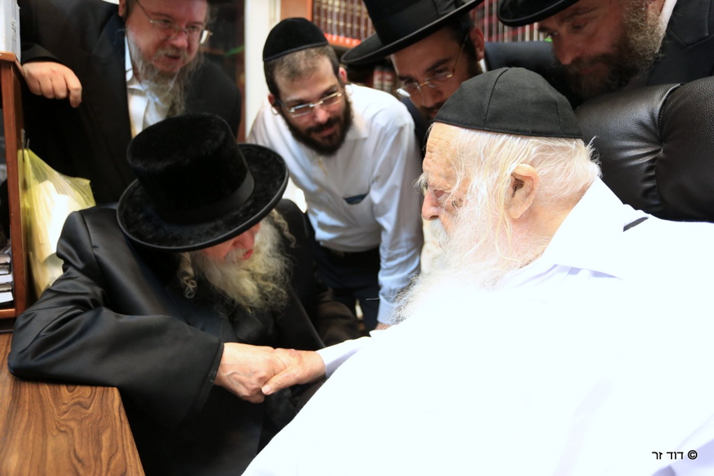 תיעוד: האדמו"ר מטשערנוביל בבית הגר"ח קנייבסקי