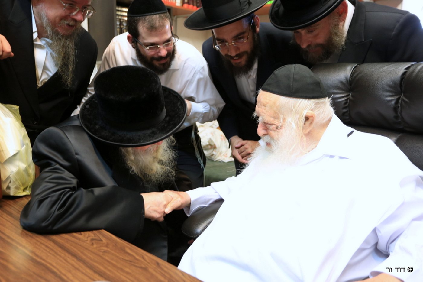 תיעוד: האדמו"ר מטשערנוביל בבית הגר"ח קנייבסקי