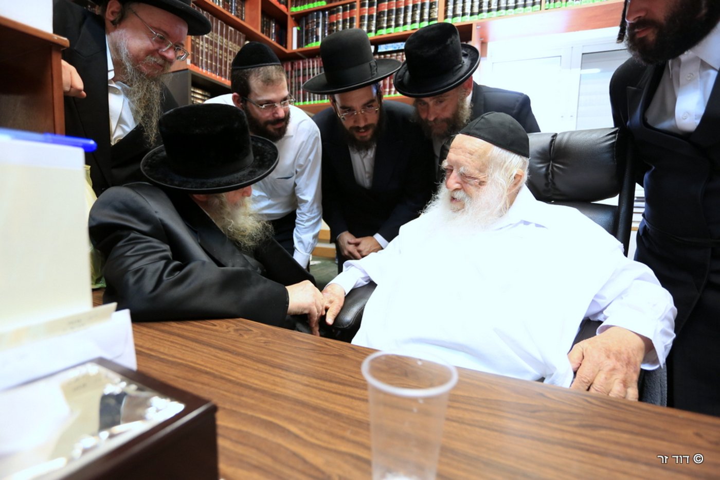 תיעוד: האדמו"ר מטשערנוביל בבית הגר"ח קנייבסקי