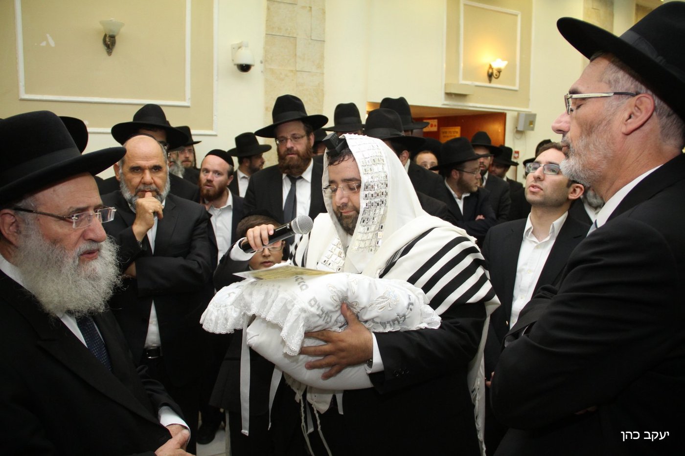ברית מילה לבן אברהם בצלאל הרל"ש של צביקה כהן • צפו