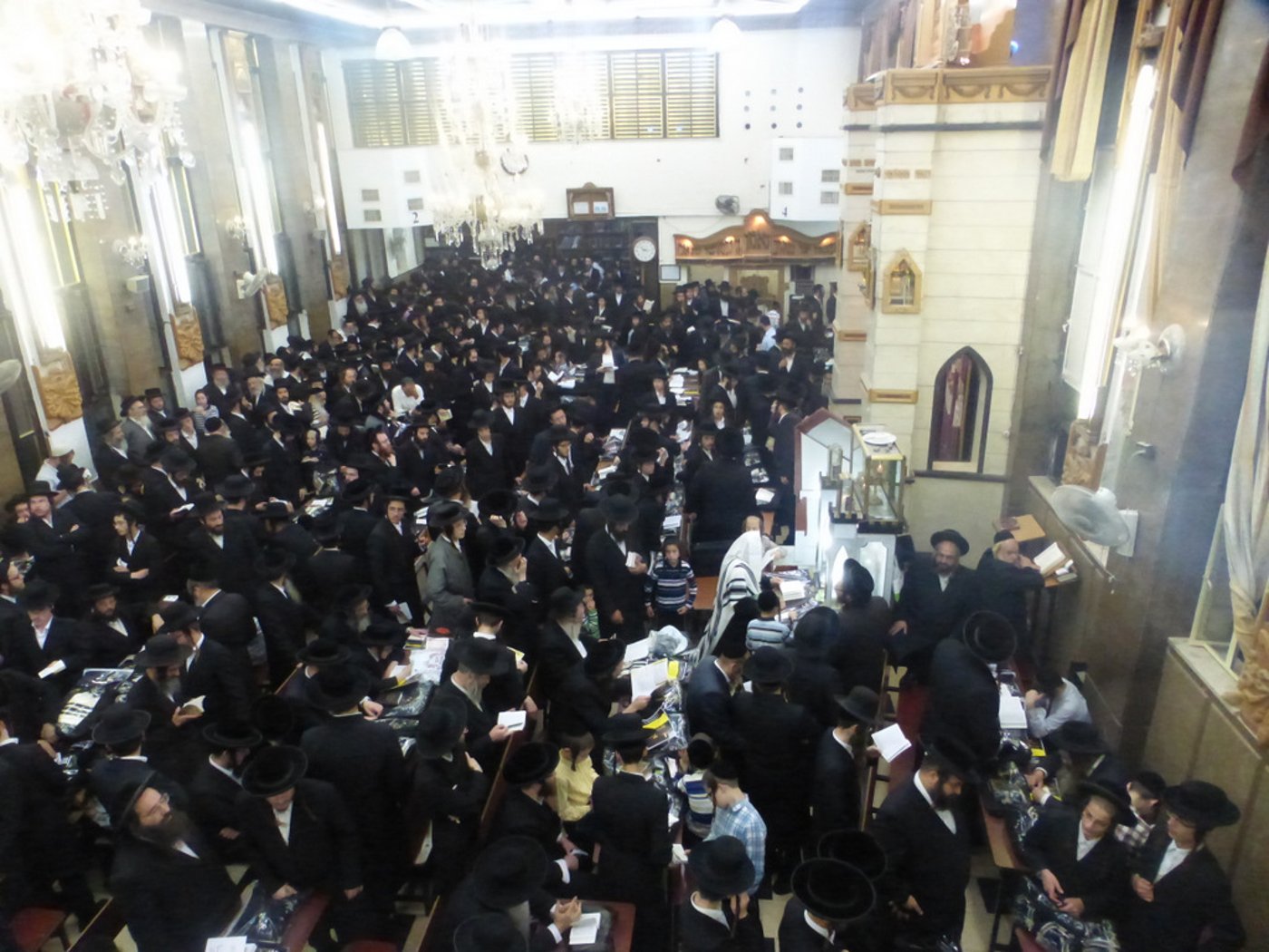 תיעוד: אמירת סליחות בביהמ"ד "ברסלב" במאה שערים
