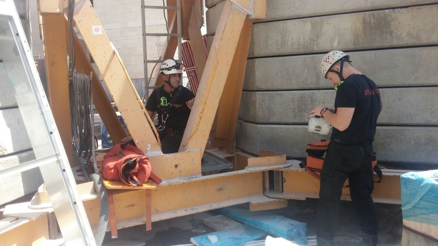 מפעיל עגורן איבד את הכרתו בגובה 65 מטרים וחולץ • צפו