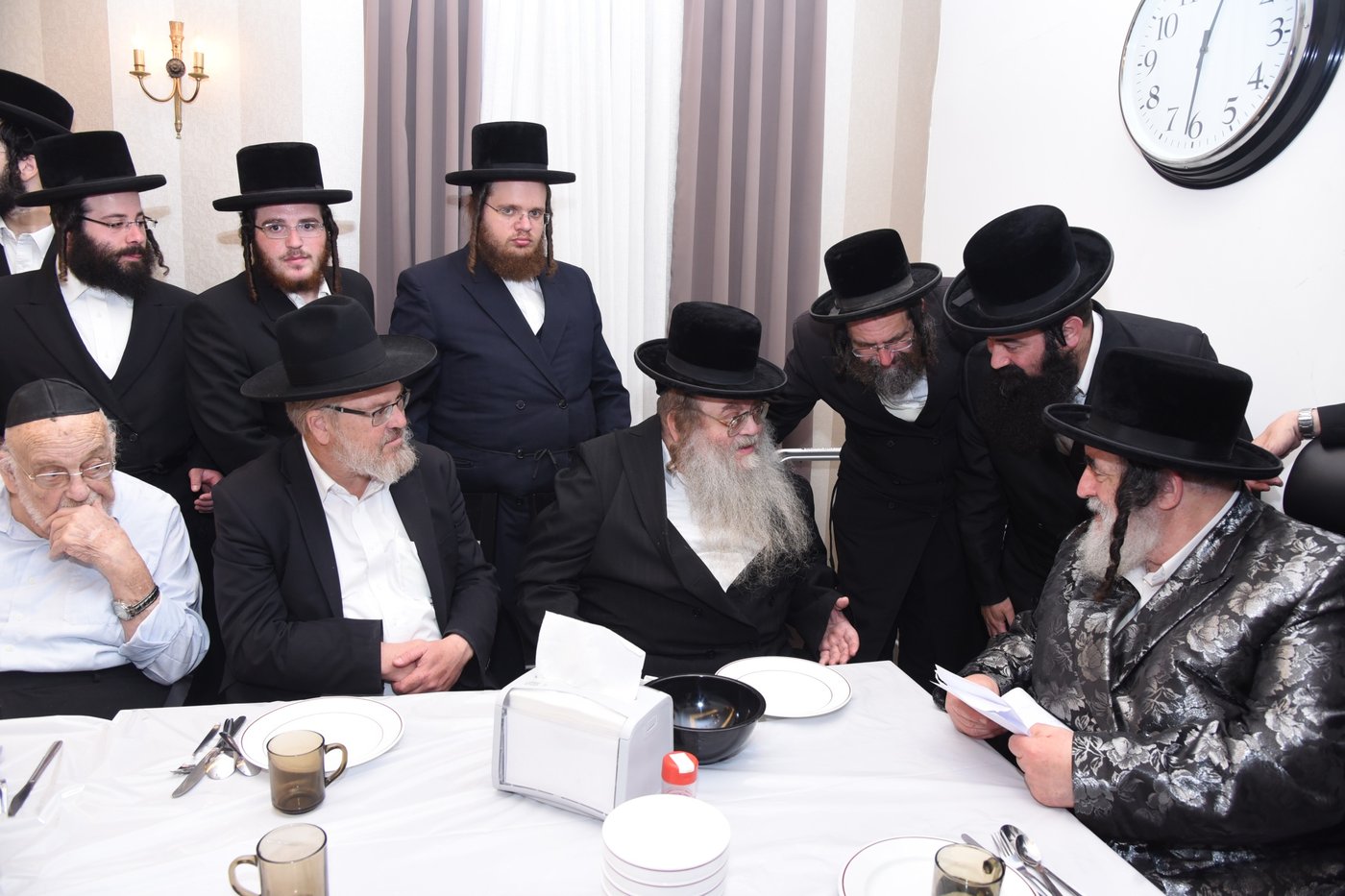 תיעוד: הרבי מויז'ניץ ערך טיש לקשישים בבית אבות