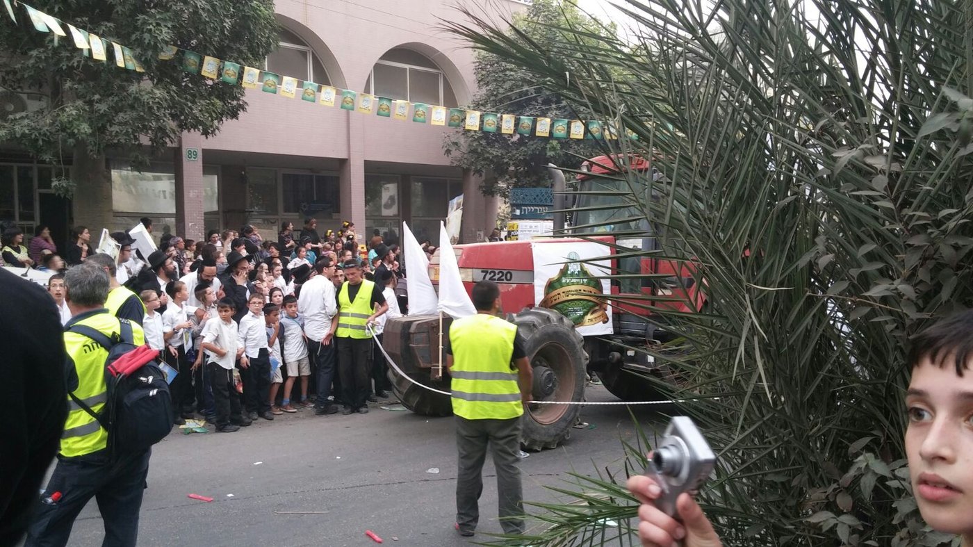 שידור חוזר מבני ברק: רבבות מצדיעים לשומרי השמיטה