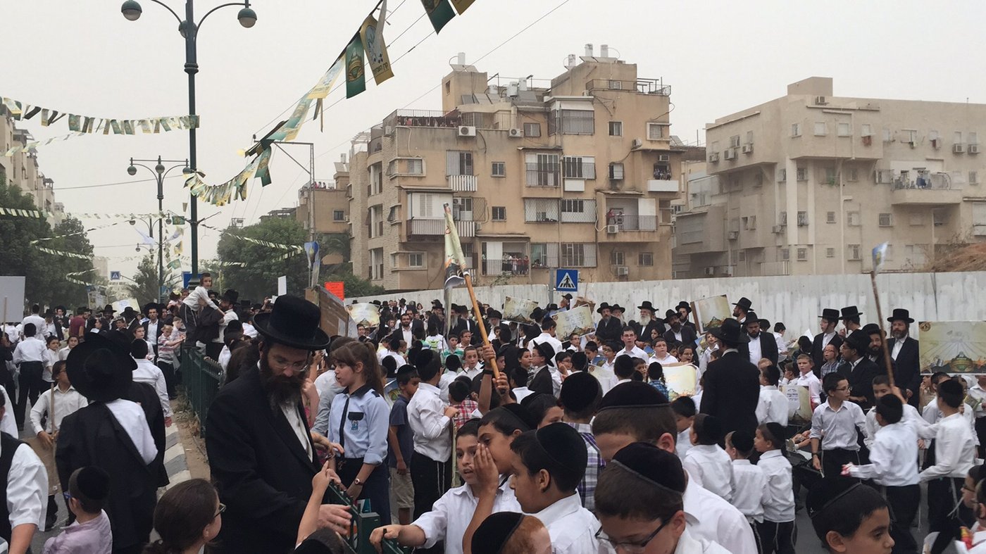 שידור חוזר מבני ברק: רבבות מצדיעים לשומרי השמיטה