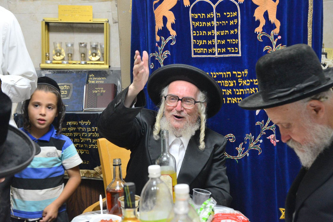 הרבי מזלאטשוב ערך טיש להילולת זקנו. צפו בגלריה