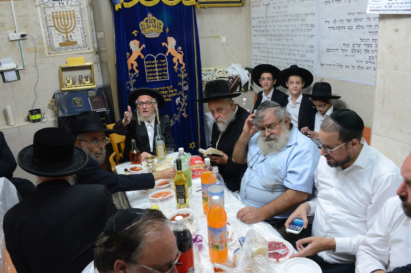 הרבי מזלאטשוב ערך טיש להילולת זקנו. צפו בגלריה