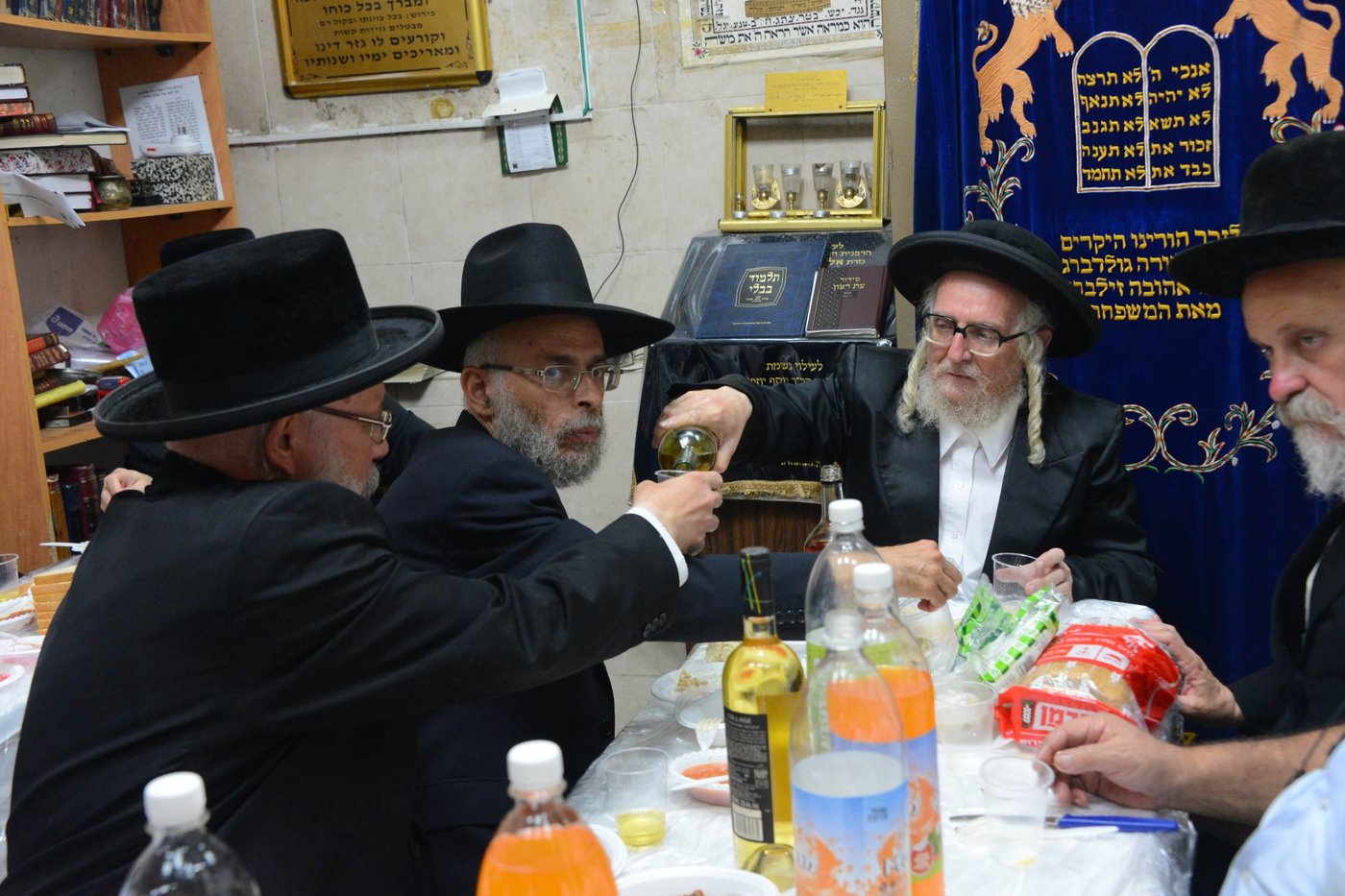 הרבי מזלאטשוב ערך טיש להילולת זקנו. צפו בגלריה