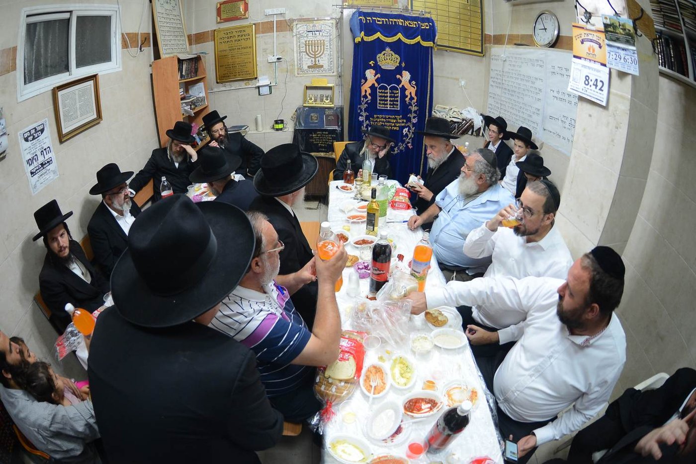 הרבי מזלאטשוב ערך טיש להילולת זקנו. צפו בגלריה