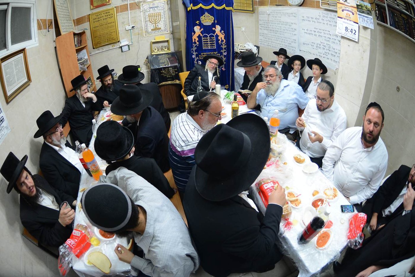 הרבי מזלאטשוב ערך טיש להילולת זקנו. צפו בגלריה