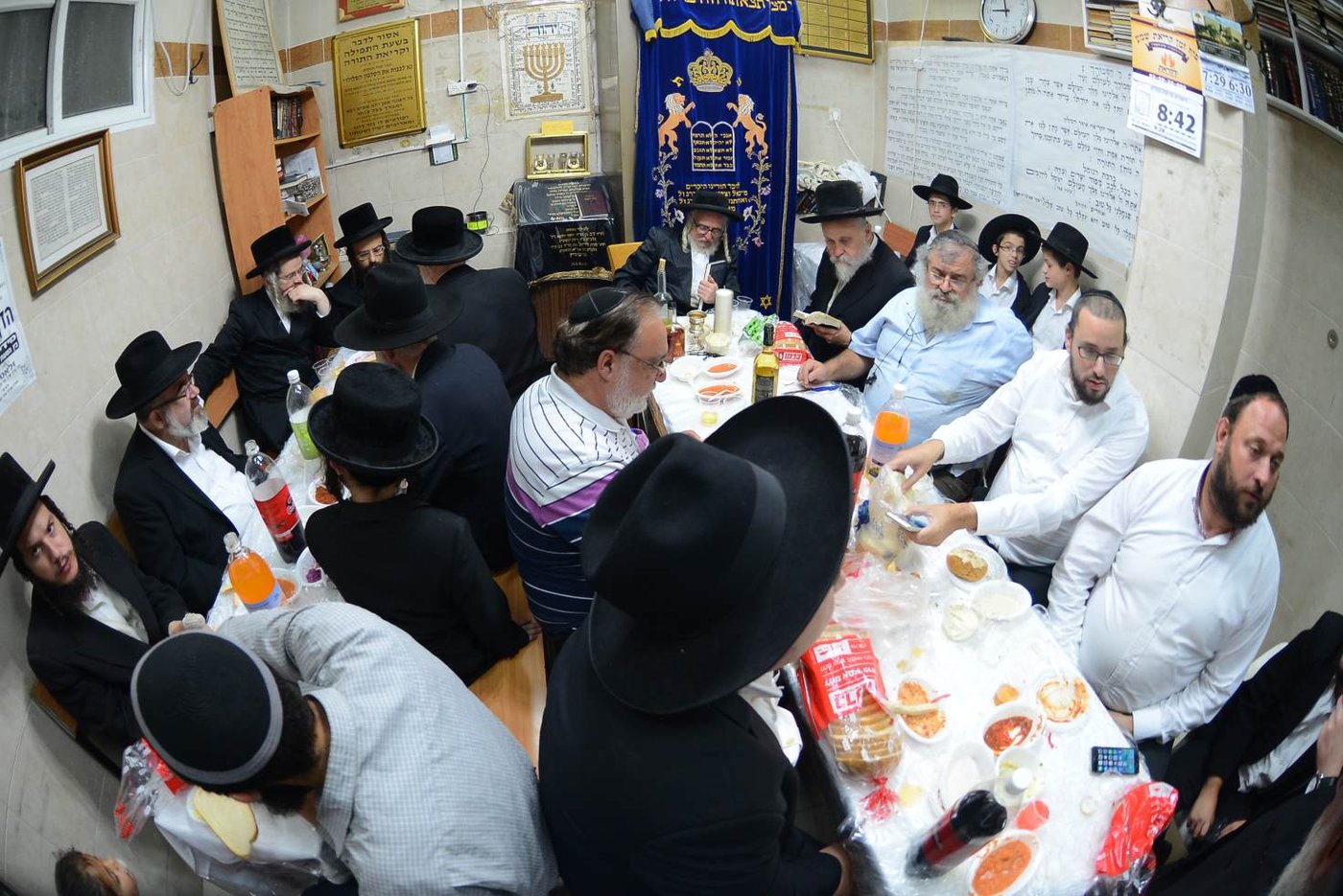 הרבי מזלאטשוב ערך טיש להילולת זקנו. צפו בגלריה