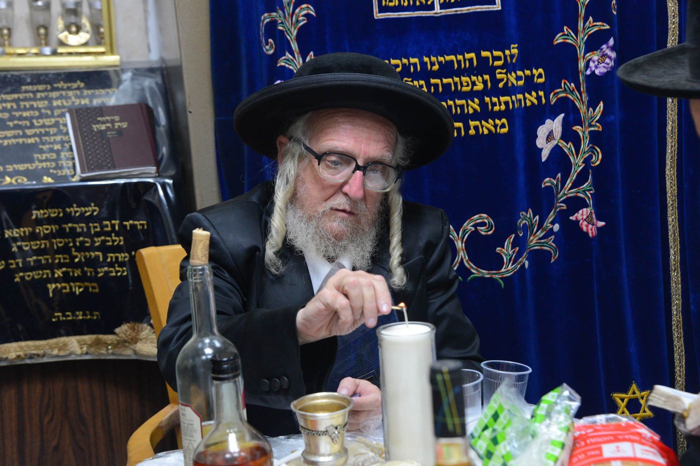 הרבי מזלאטשוב ערך טיש להילולת זקנו. צפו בגלריה