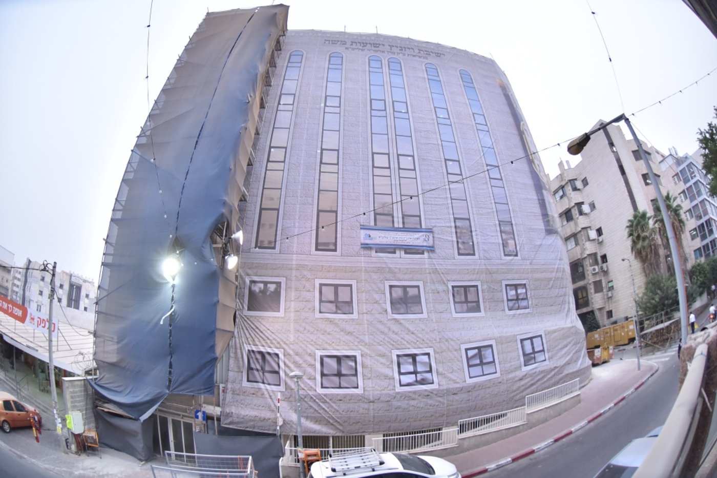 ההכנות בויז'ניץ למעמד חנוכת הבית • גלריה