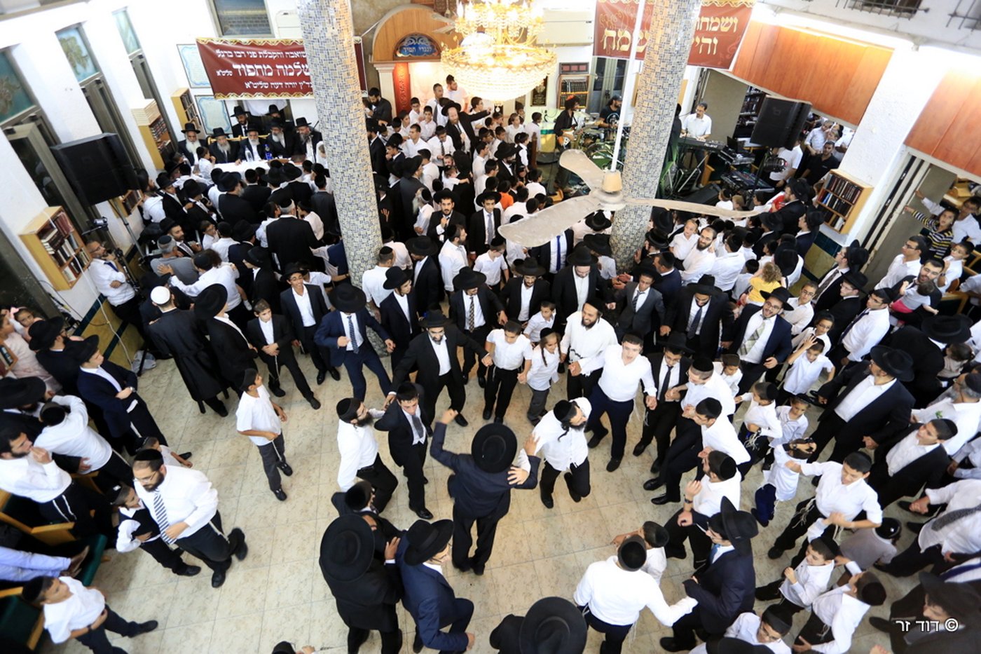שמחת בית השואבה אצל הגר"ש מחפוד. צפו