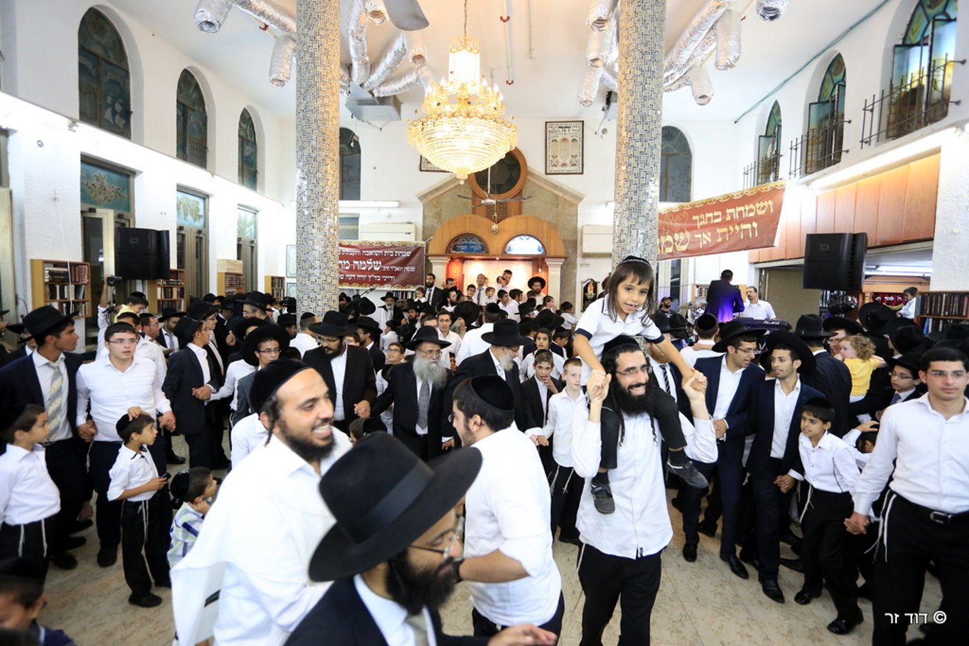 שמחת בית השואבה אצל הגר"ש מחפוד. צפו