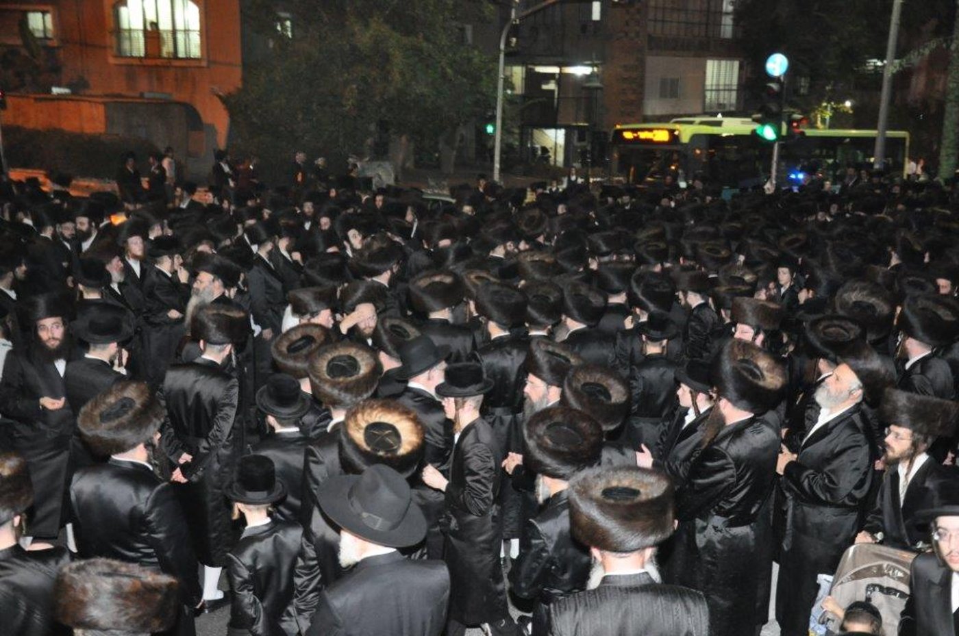 אלפים בלוויית רבי אהרן דב גשטטנר ז"ל • תיעוד