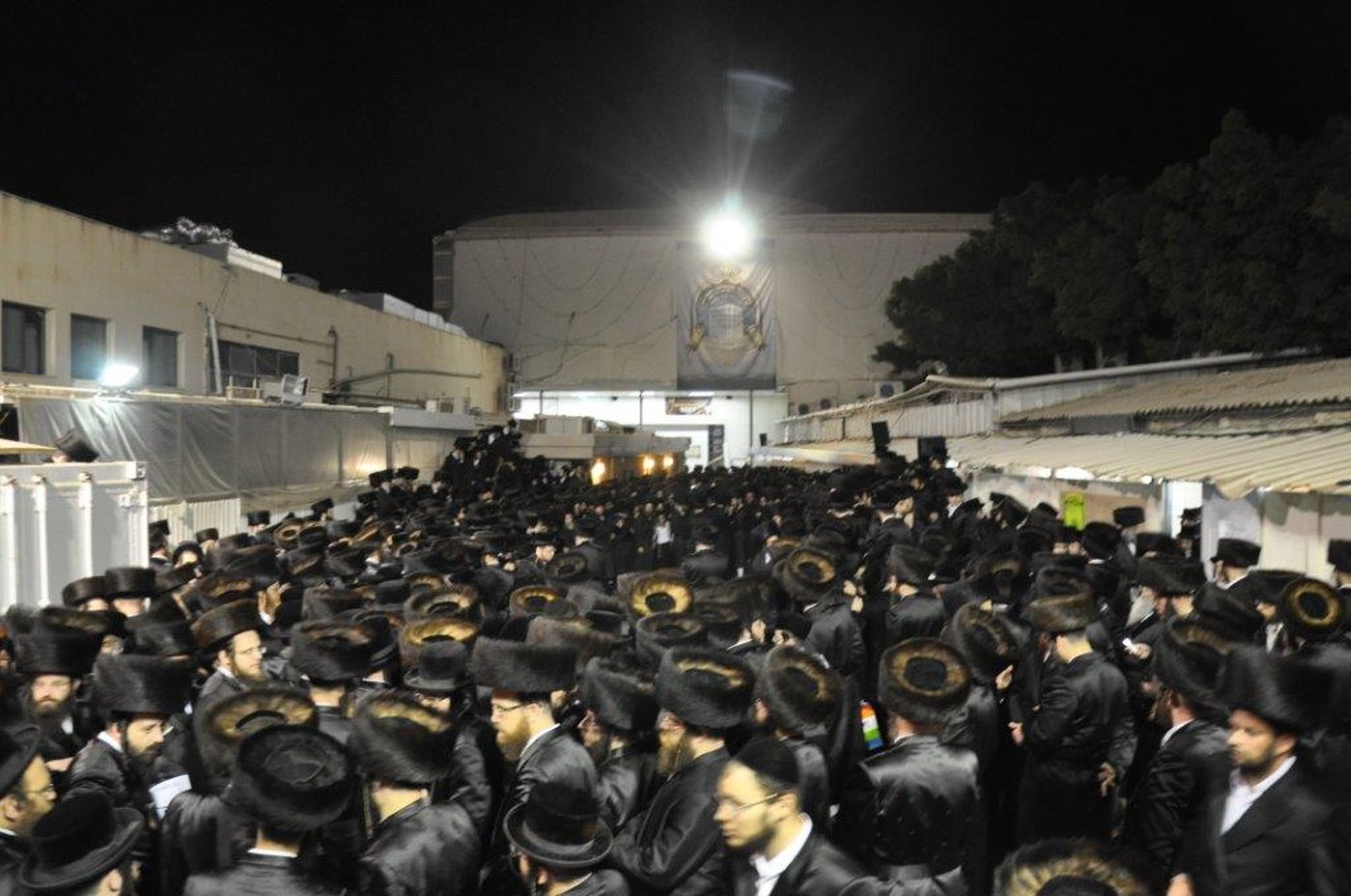 אלפים בלוויית רבי אהרן דב גשטטנר ז"ל • תיעוד