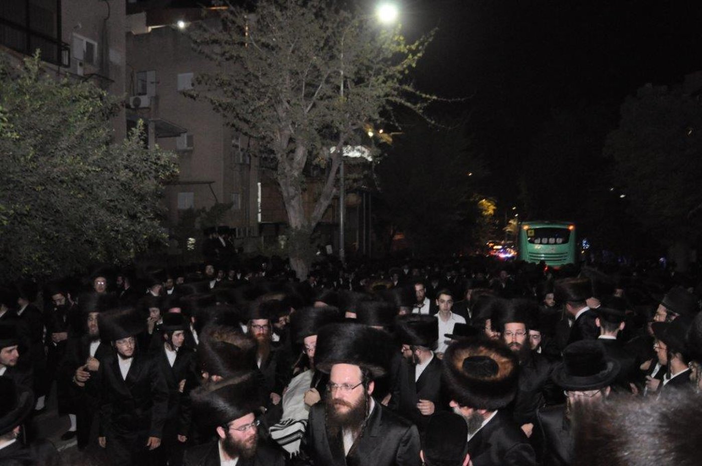 אלפים בלוויית רבי אהרן דב גשטטנר ז"ל • תיעוד