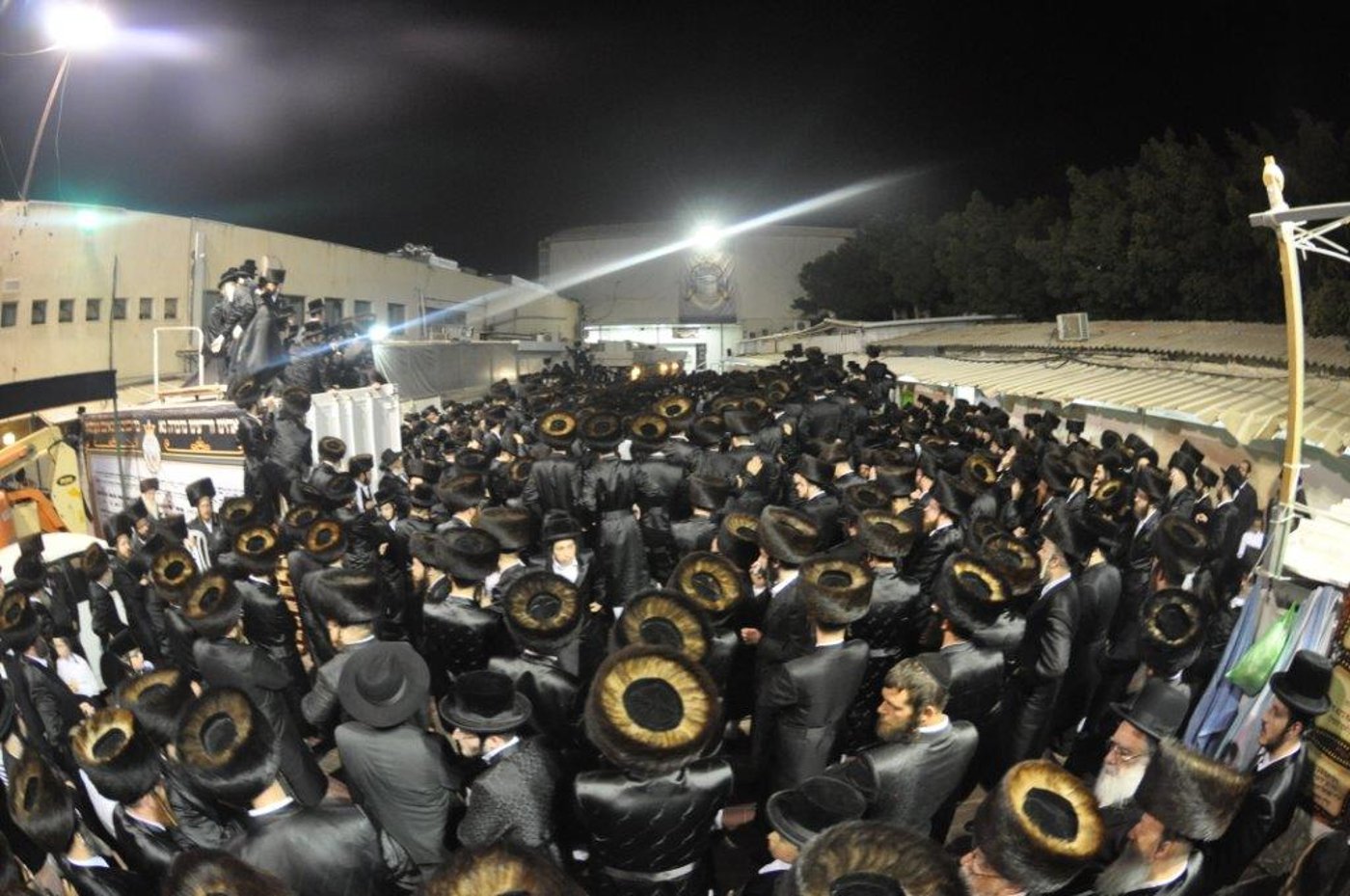 אלפים בלוויית רבי אהרן דב גשטטנר ז"ל • תיעוד