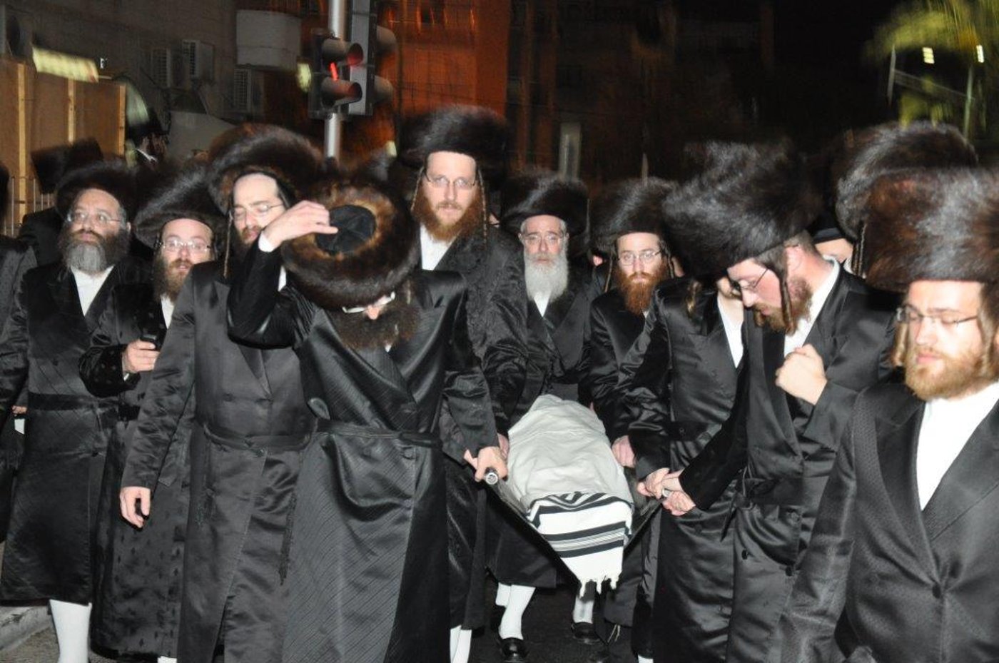 אלפים בלוויית רבי אהרן דב גשטטנר ז"ל • תיעוד