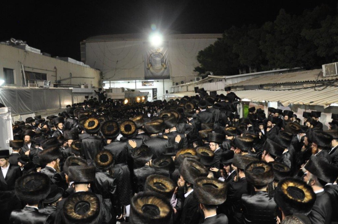 אלפים בלוויית רבי אהרן דב גשטטנר ז"ל • תיעוד
