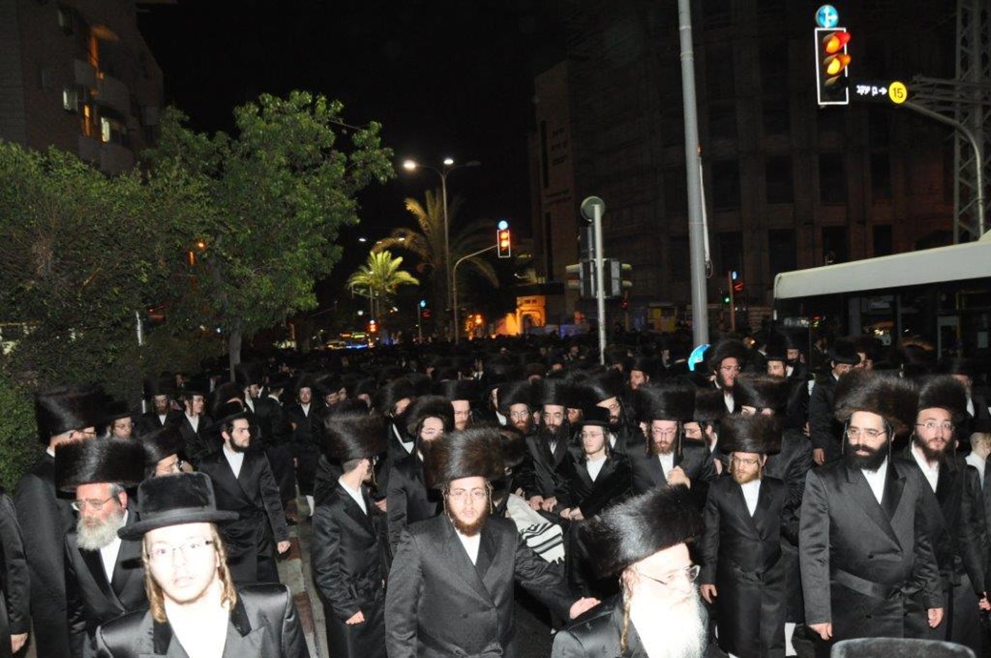 אלפים בלוויית רבי אהרן דב גשטטנר ז"ל • תיעוד