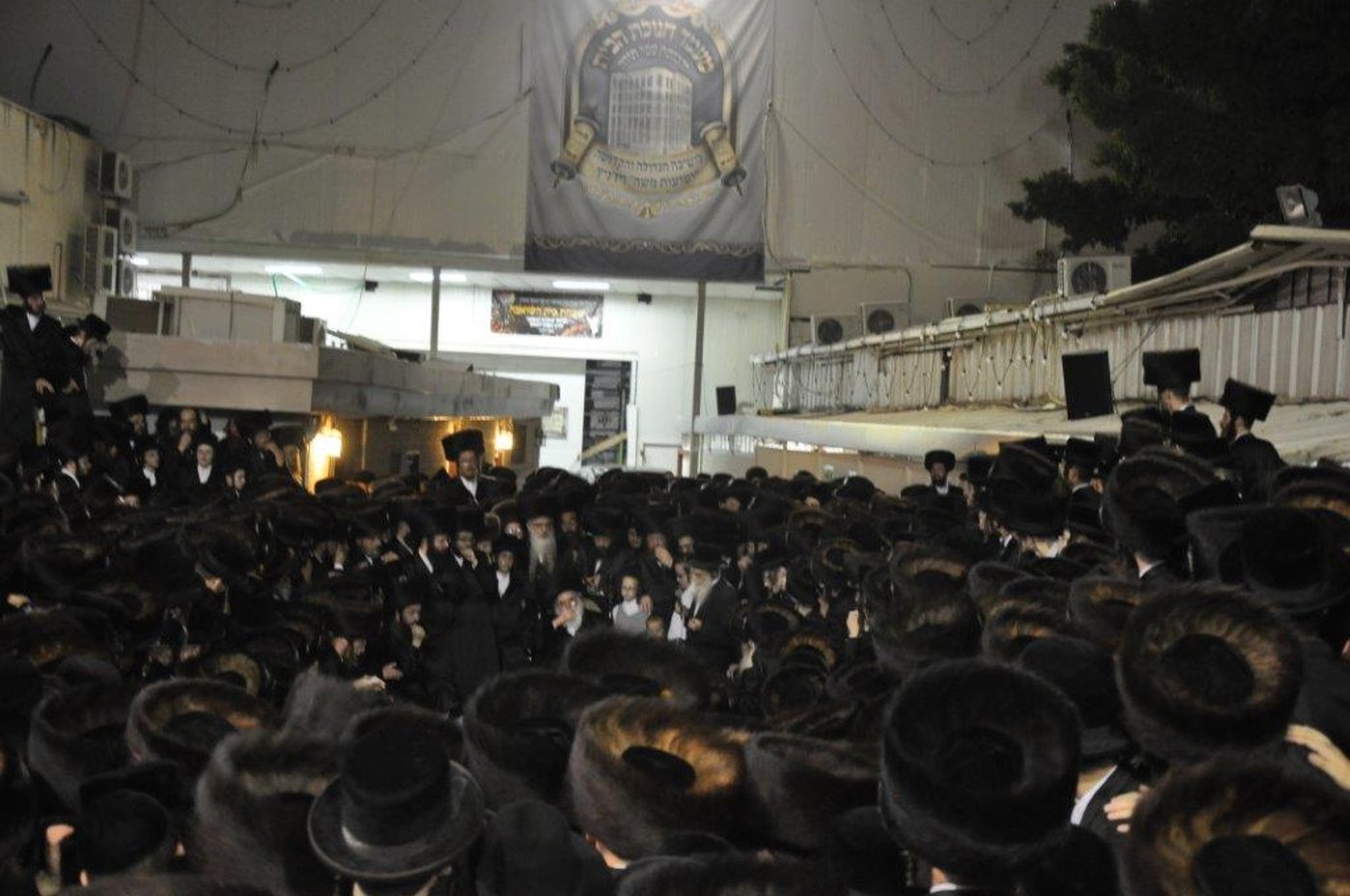 אלפים בלוויית רבי אהרן דב גשטטנר ז"ל • תיעוד