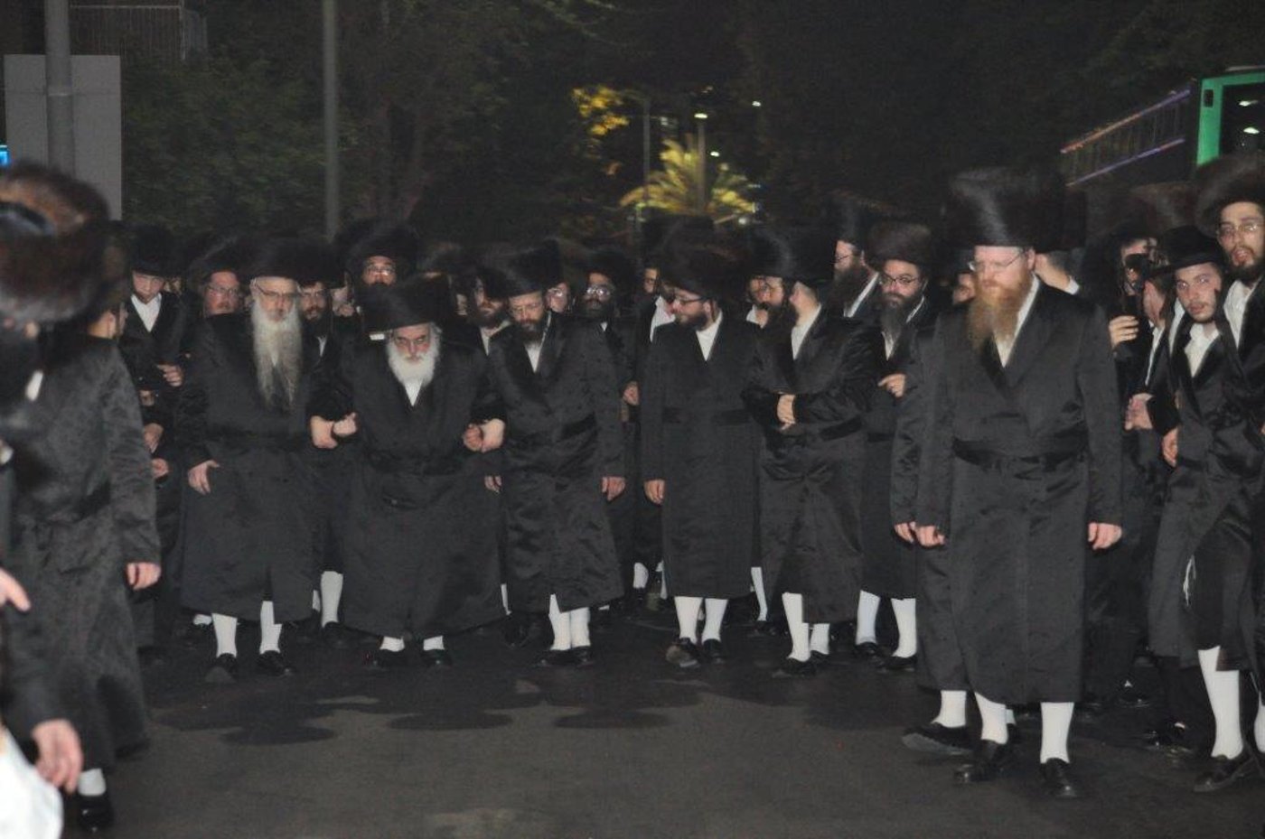 אלפים בלוויית רבי אהרן דב גשטטנר ז"ל • תיעוד