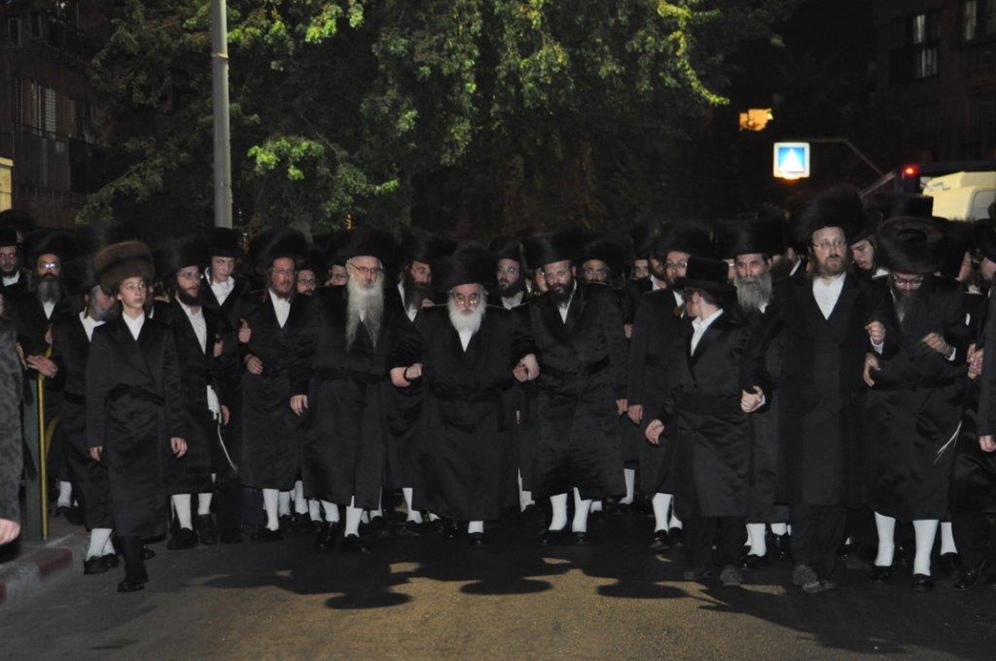 אלפים בלוויית רבי אהרן דב גשטטנר ז"ל • תיעוד