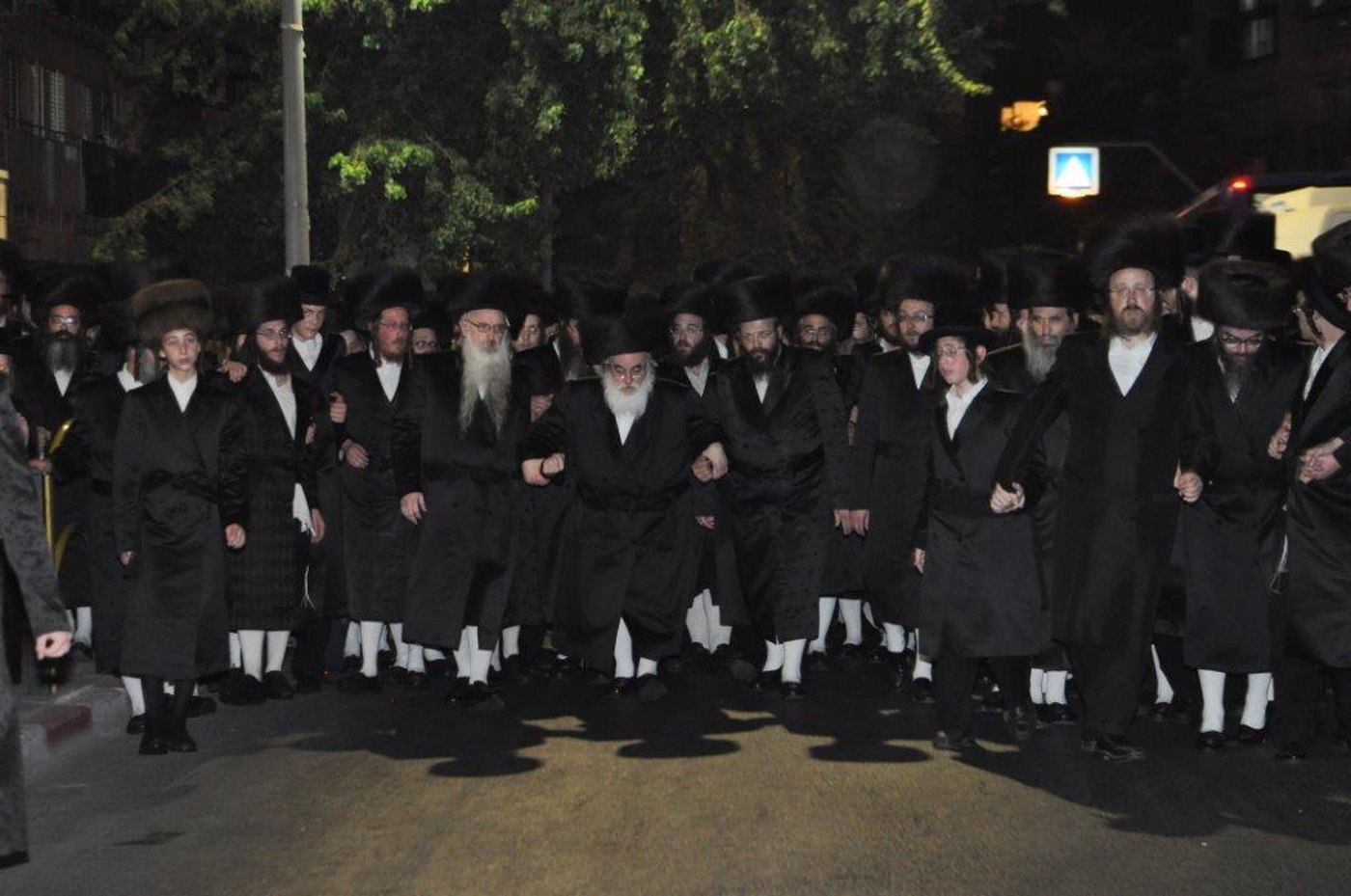 אלפים בלוויית רבי אהרן דב גשטטנר ז"ל • תיעוד