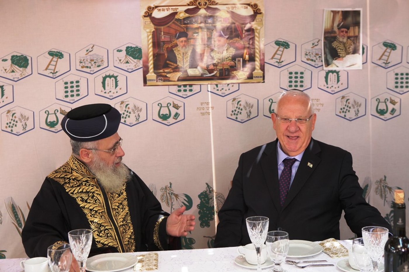 תיעוד: הראשון לציון הגר"י יוסף מארח את הנשיא בסוכתו