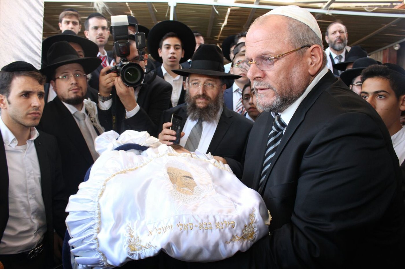 ויקרא שמו בישראל: אריה מכלוף כמון • יו"ר ש"ס חגג בברית לנכדו