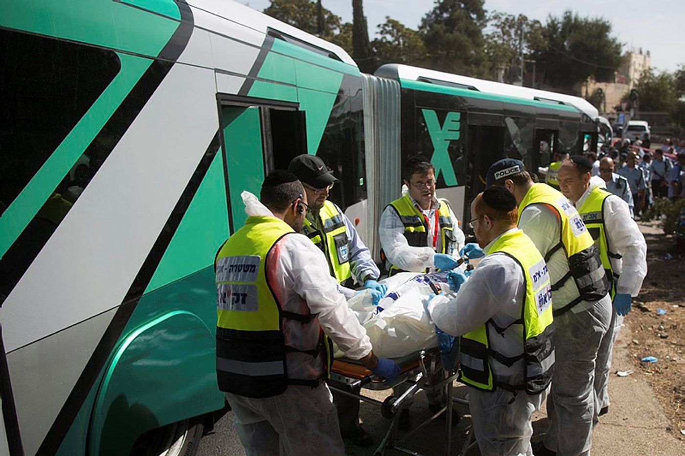 מתנדבי זק"א מטפלים בגופות בזירה