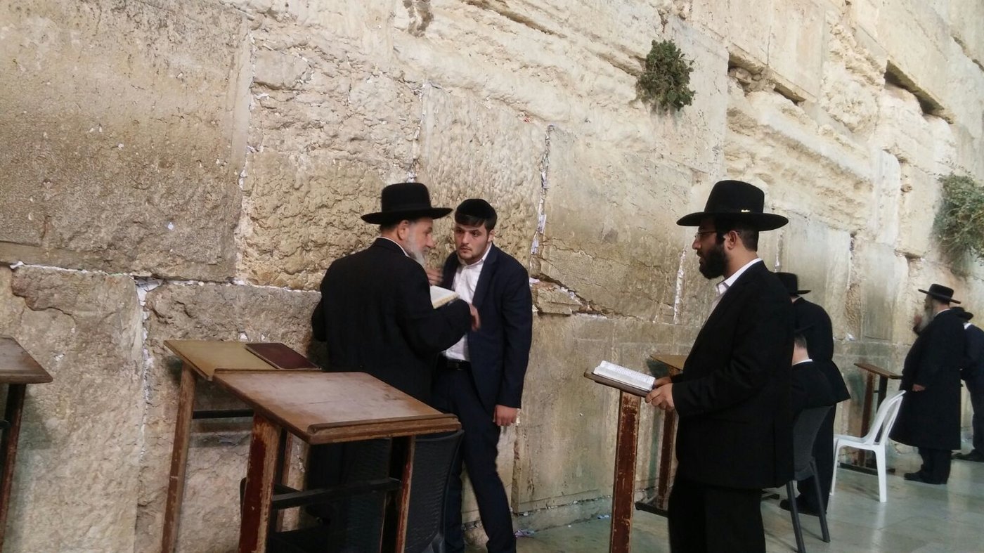 תיעוד: הגאון רבי ציון בוארון התפלל בכותל המערבי