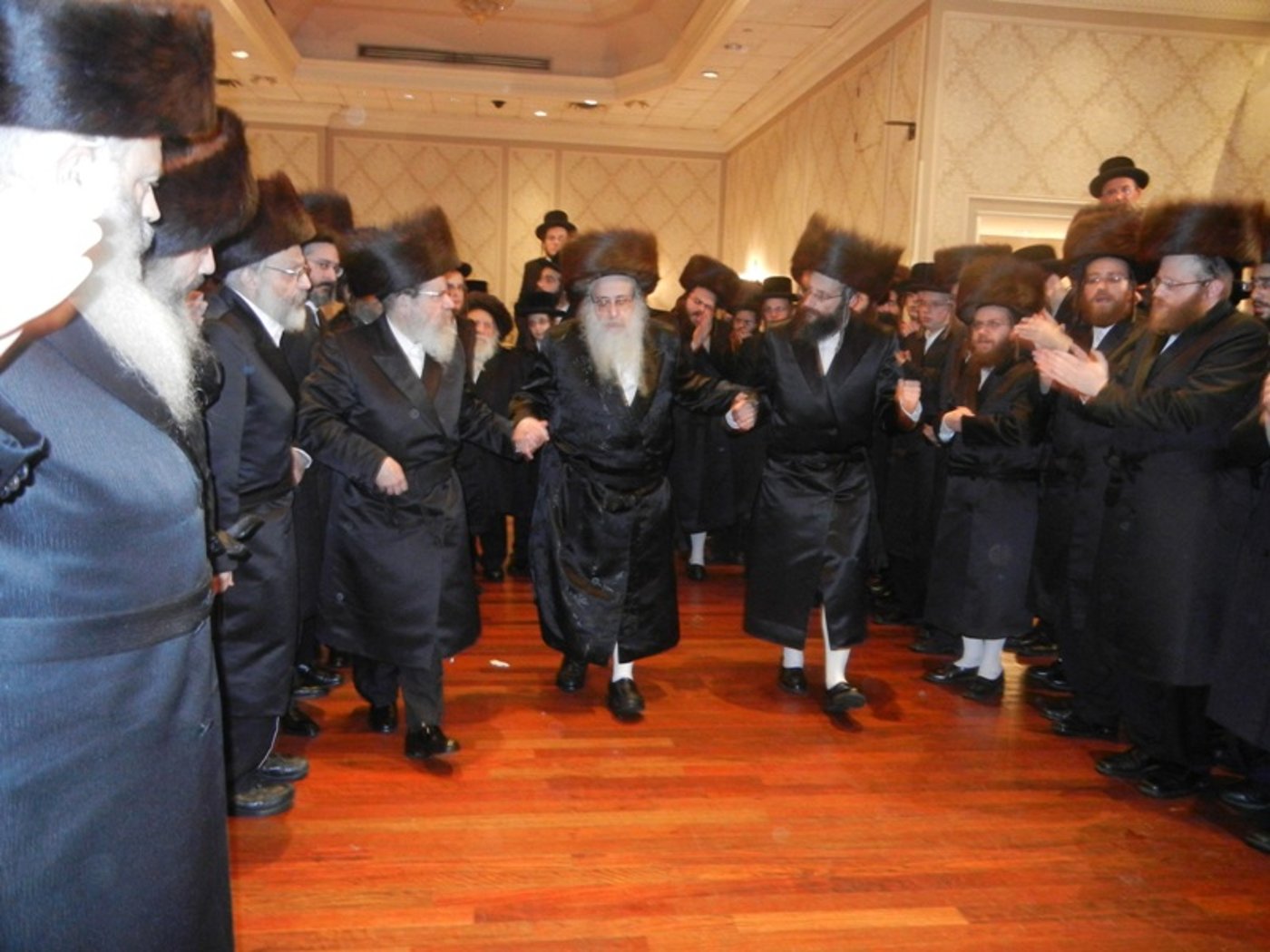 תיעוד: האדמו"ר מצאנז קלויזנבורג רוקד במצווה טאנץ למקורבו
