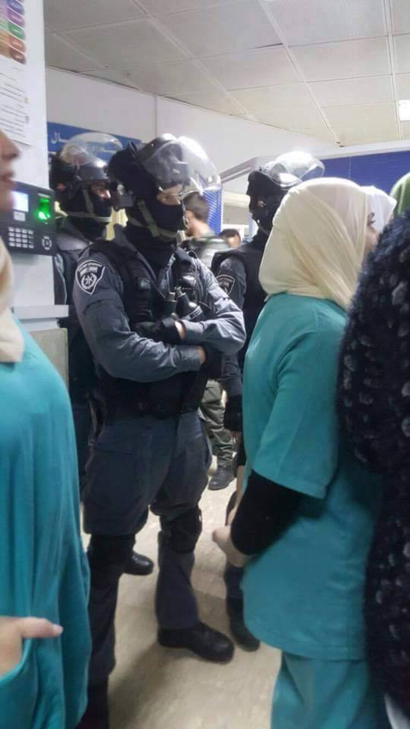 שתי פשיטות ביום על בית החולים אל מוקאסד: "מסתיר טרוריסטים"