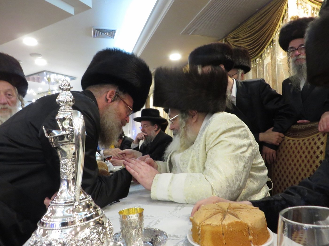 תיעוד: שמחת החתונה בבית "שומרי אמונים"