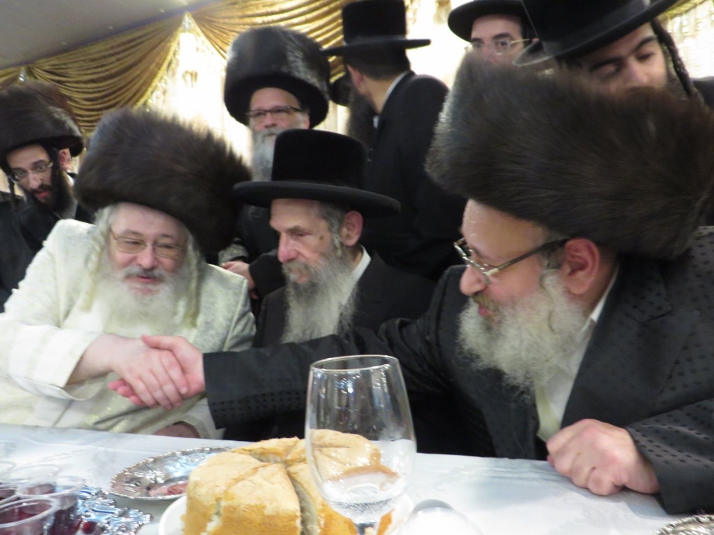 תיעוד: שמחת החתונה בבית "שומרי אמונים"