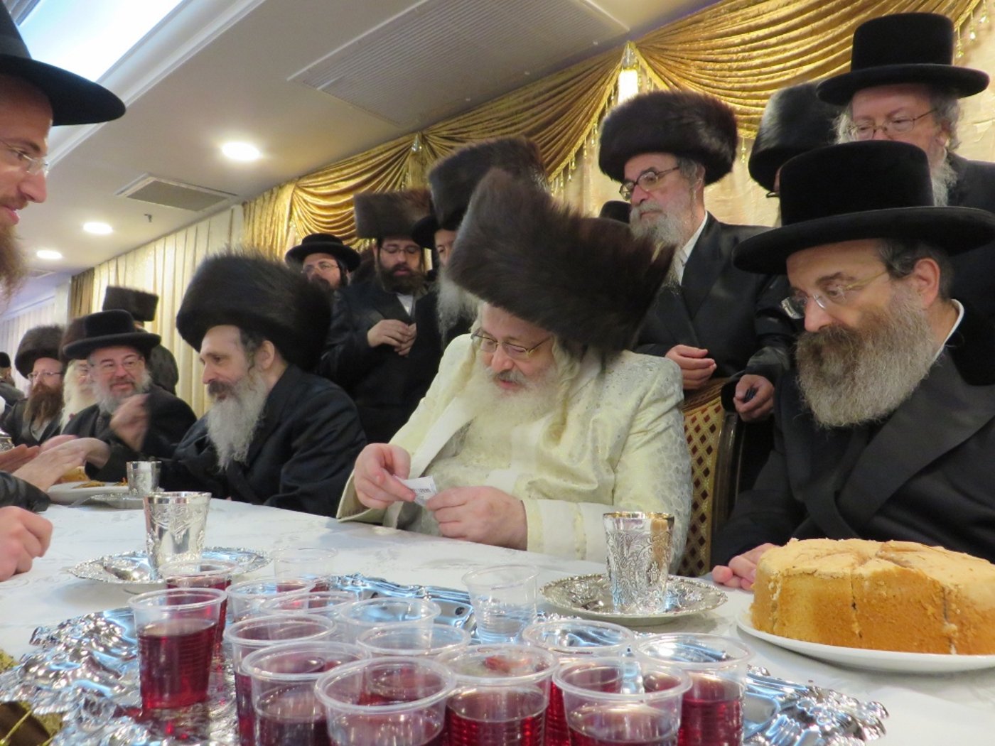 תיעוד: שמחת החתונה בבית "שומרי אמונים"