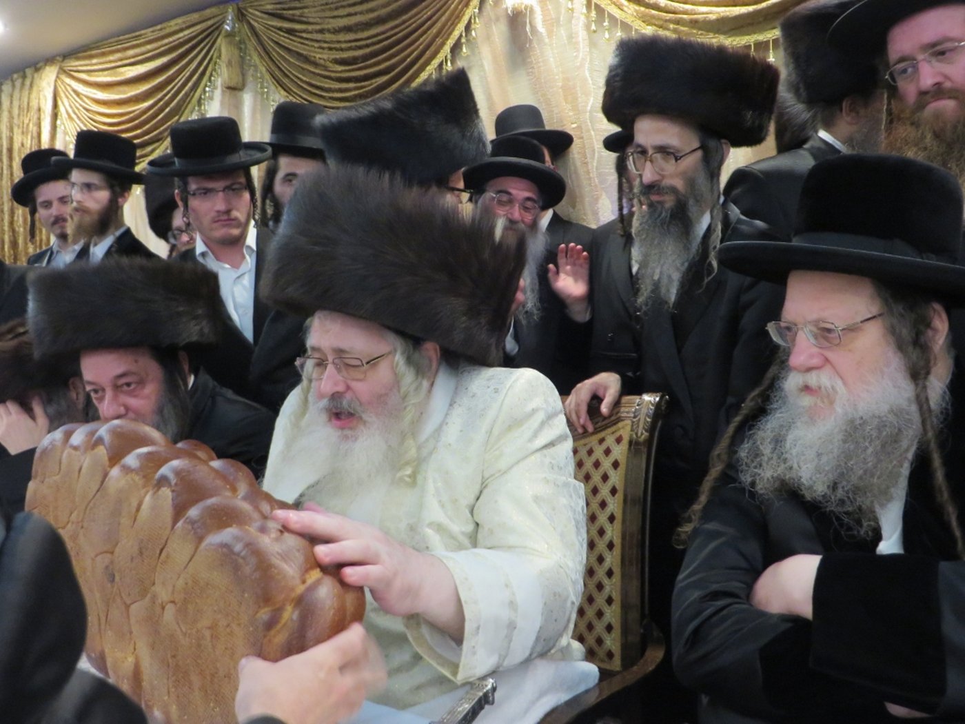 תיעוד: שמחת החתונה בבית "שומרי אמונים"