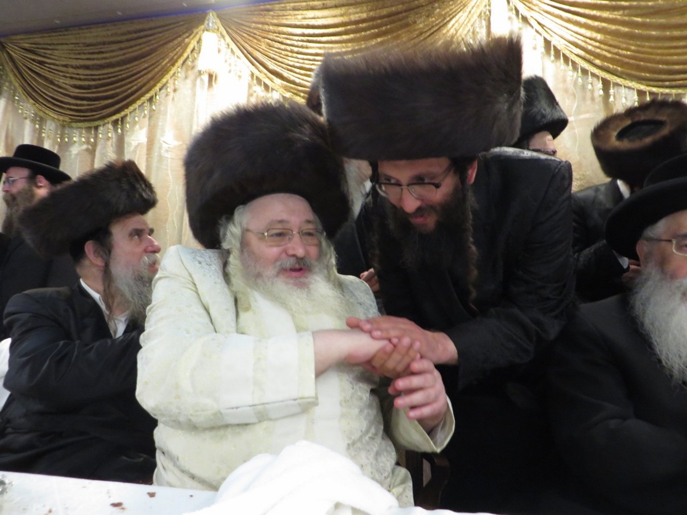 תיעוד: שמחת החתונה בבית "שומרי אמונים"