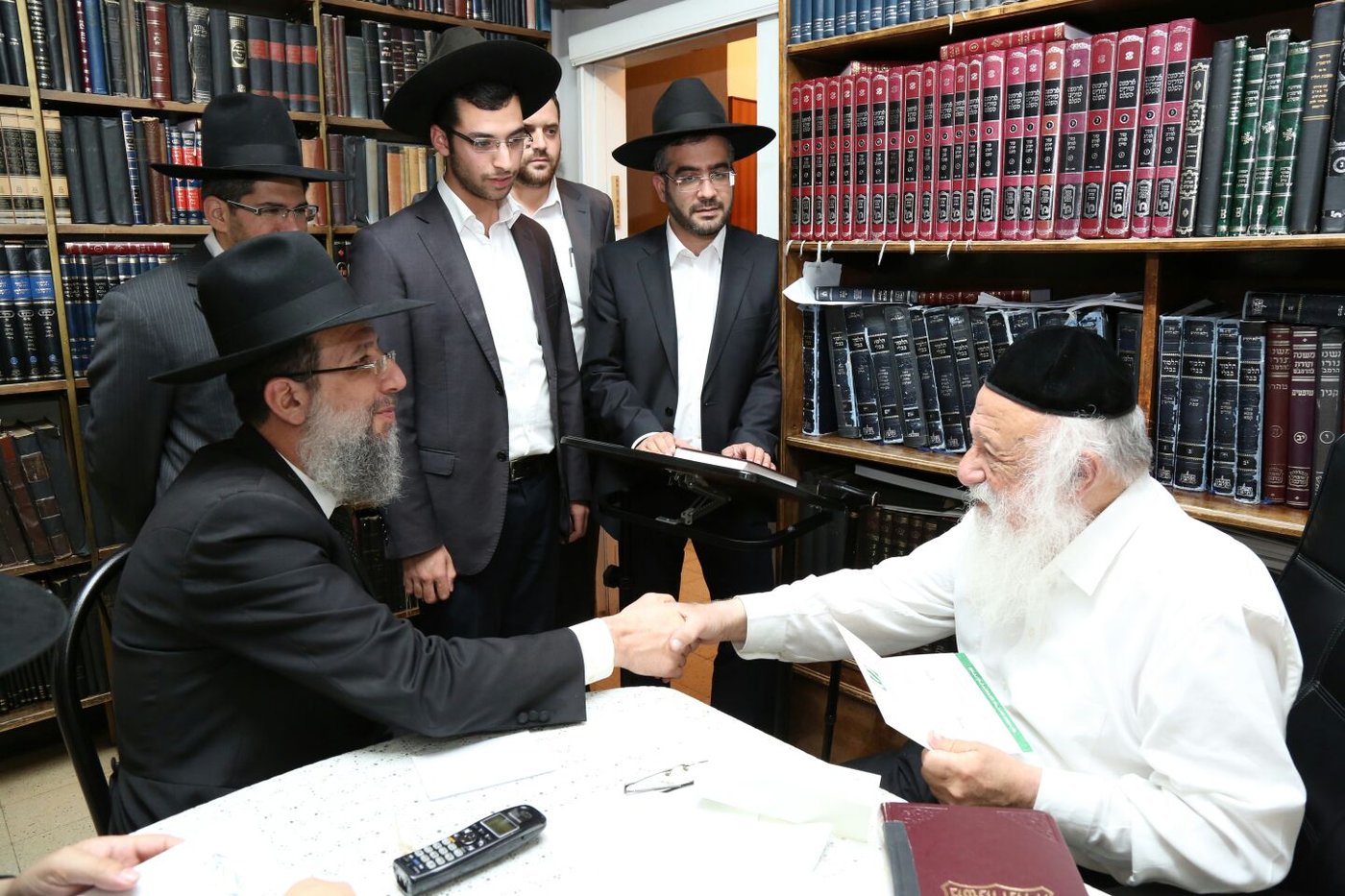 גדולי ישראל הוזמנו לשמחת נכדת נשיא מועצת חכמי התורה הגאון רבי שלום כהן
