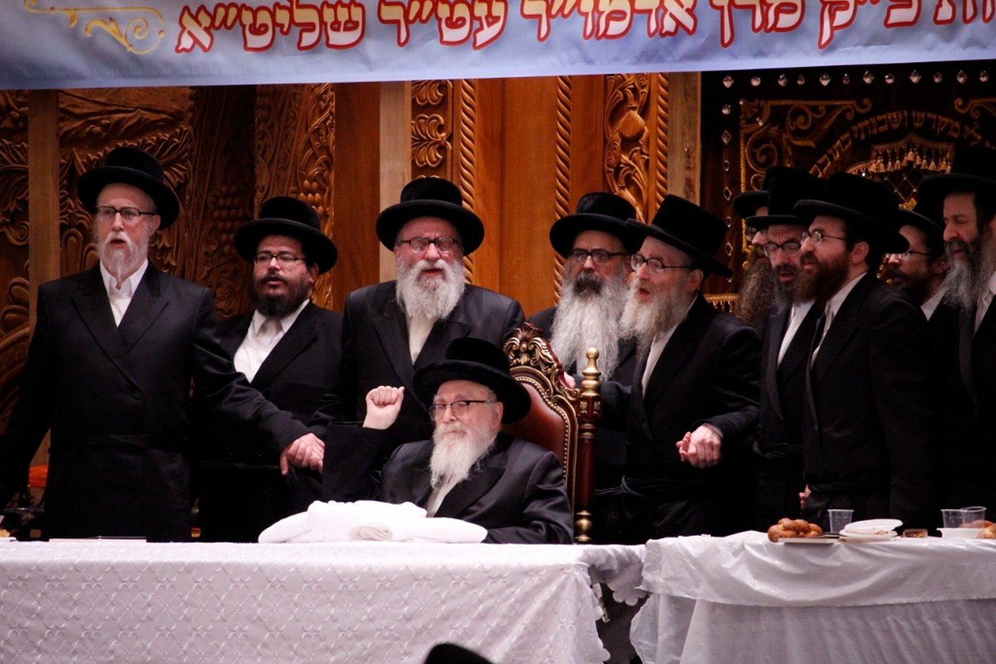 תיעוד: קביעת מזוזה והכנסת ספר תורה לישיבת "ברכת יוסף סקווירא"