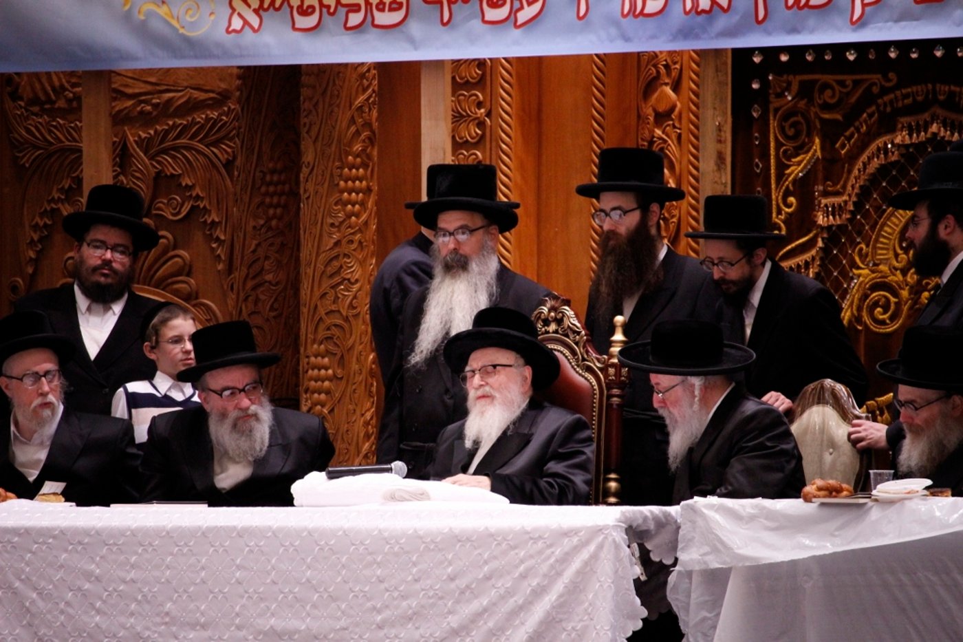 תיעוד: קביעת מזוזה והכנסת ספר תורה לישיבת "ברכת יוסף סקווירא"
