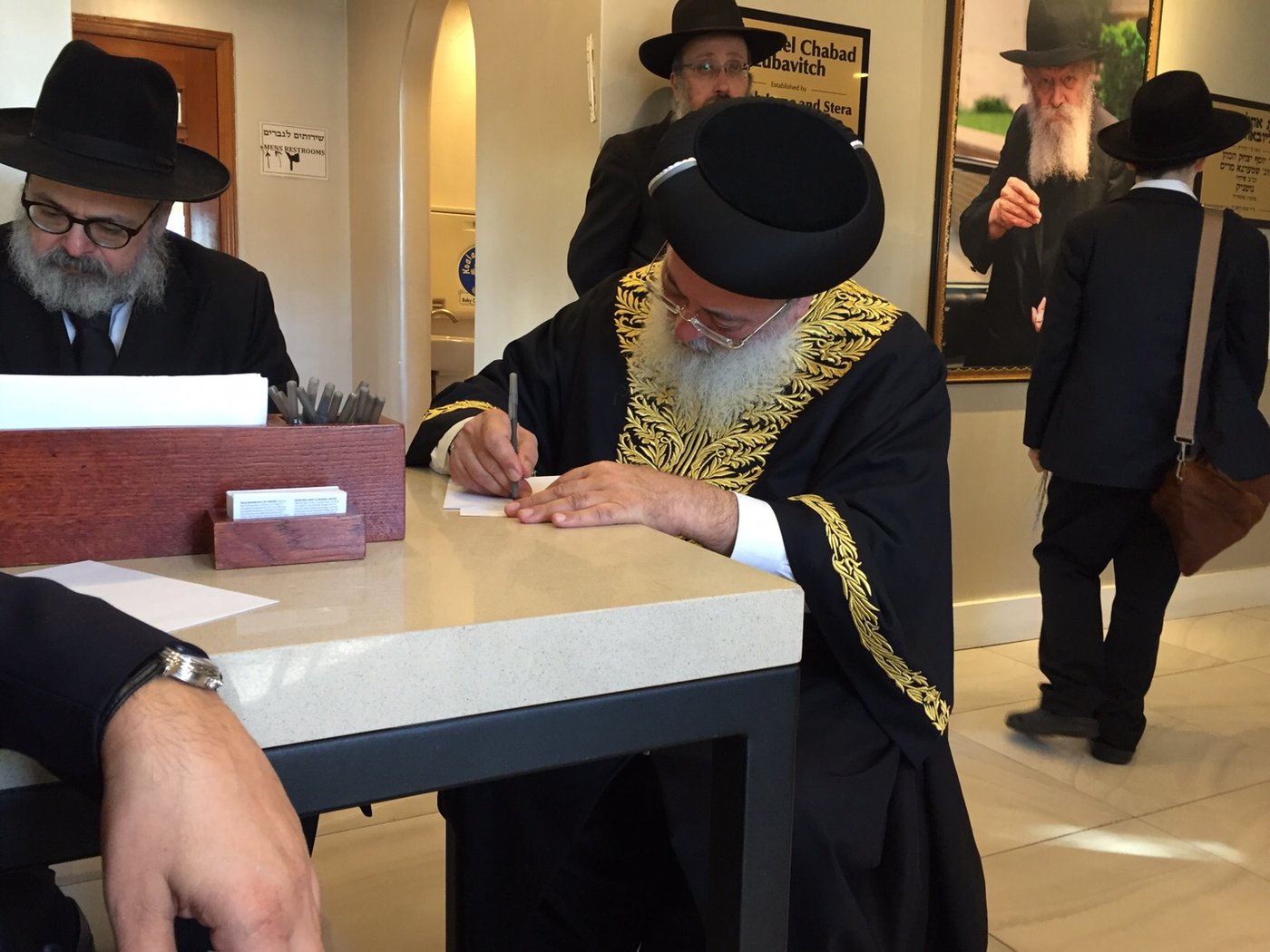 הראשל"צ הגר"ש עמאר ביקר באוהל הרבי מליובאוויטש בניו-יורק