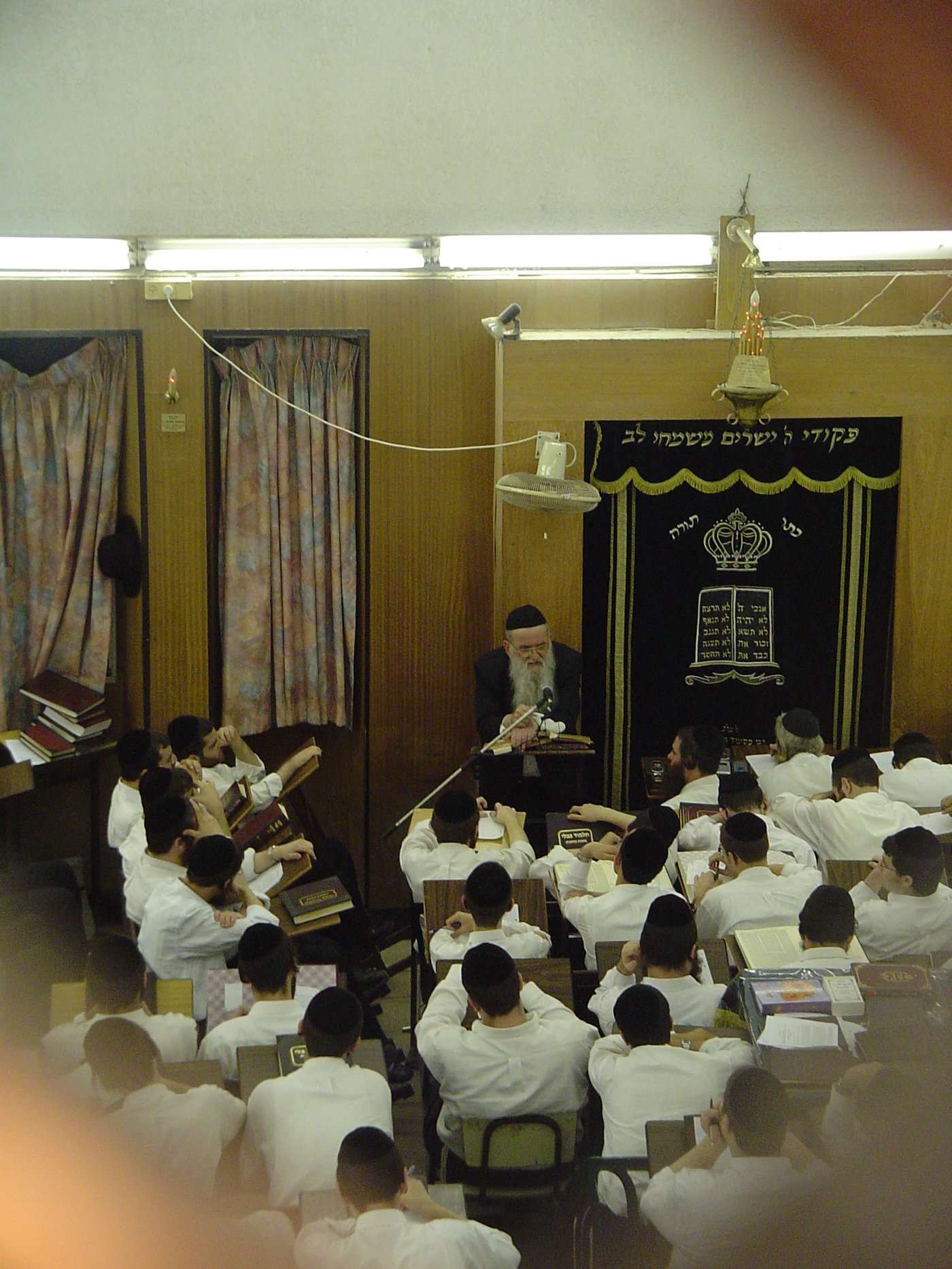 צפו בגלריה: מראות מחייו של הגאון הרב דב צבי קרלנשטיין זצ"ל