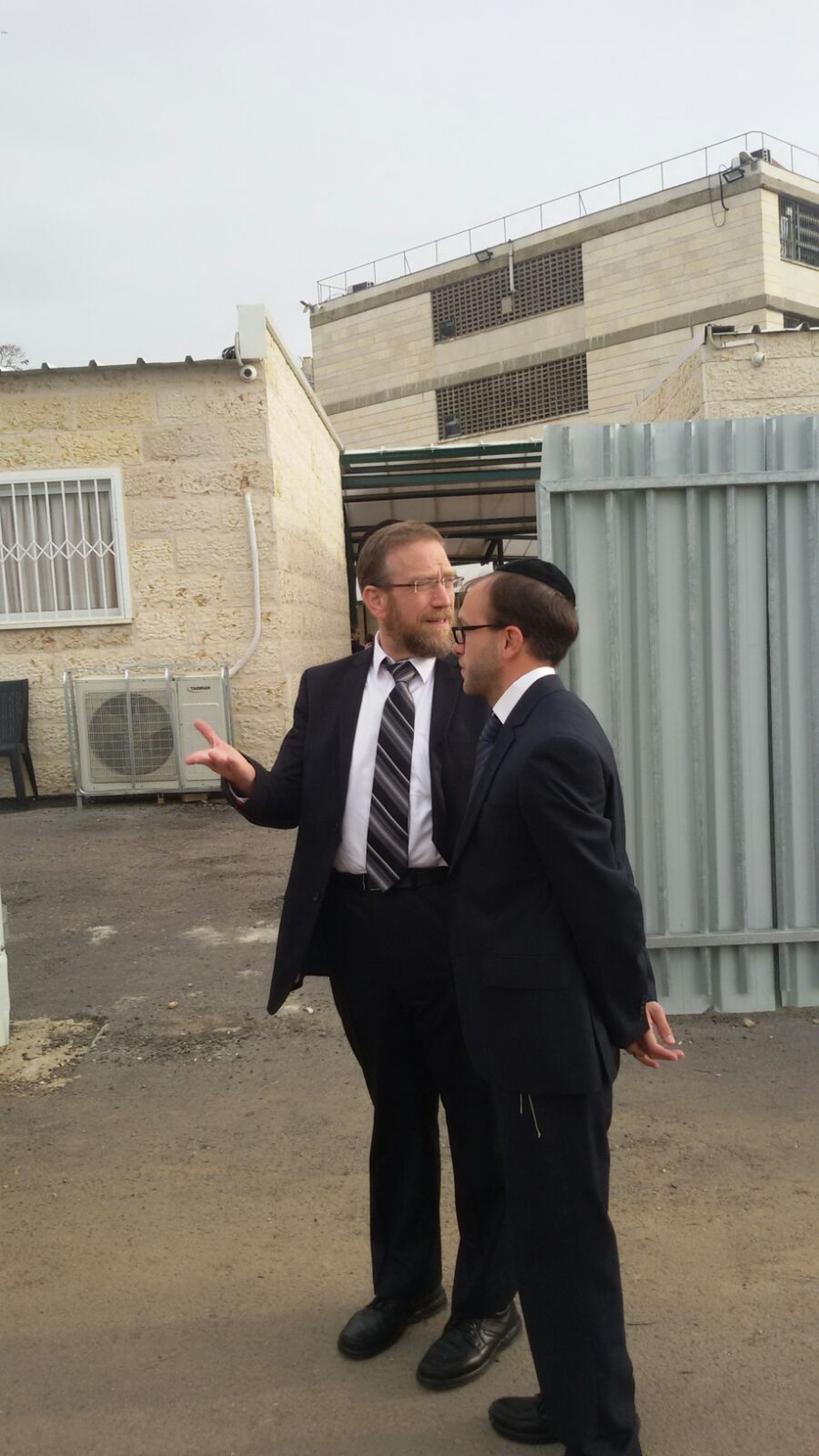 יצחק פינדרוס אבטח את מאות תלמידות "בית יעקב" בבית וגן