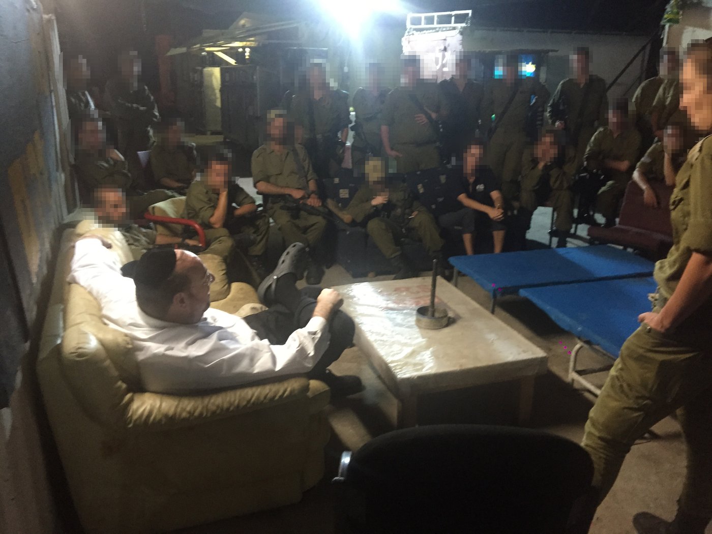 הנגיד רכניץ פינק את החיילים: "עוזרים במלחמה נגד הטרור"